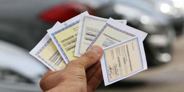 Foto tagliandi assicurativi