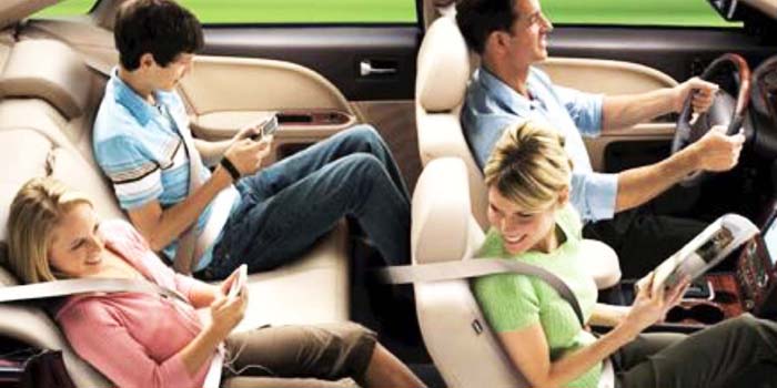 Foto simbolica con passeggeri auto con cintura di sicurezza