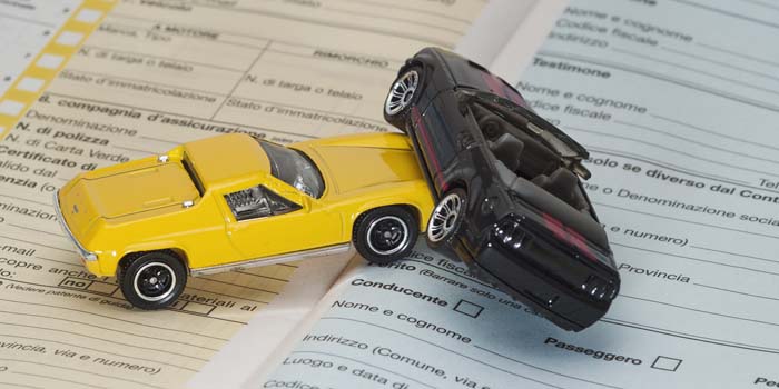 Assicurazioni automobilistiche - foto simbolica con incidente