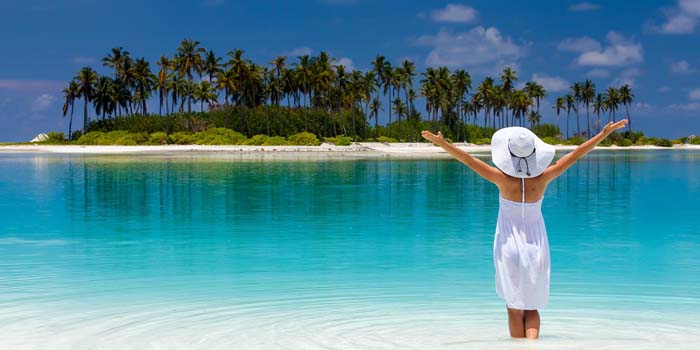 Foto simbolica con isolotto in mezzo al mare azzurro